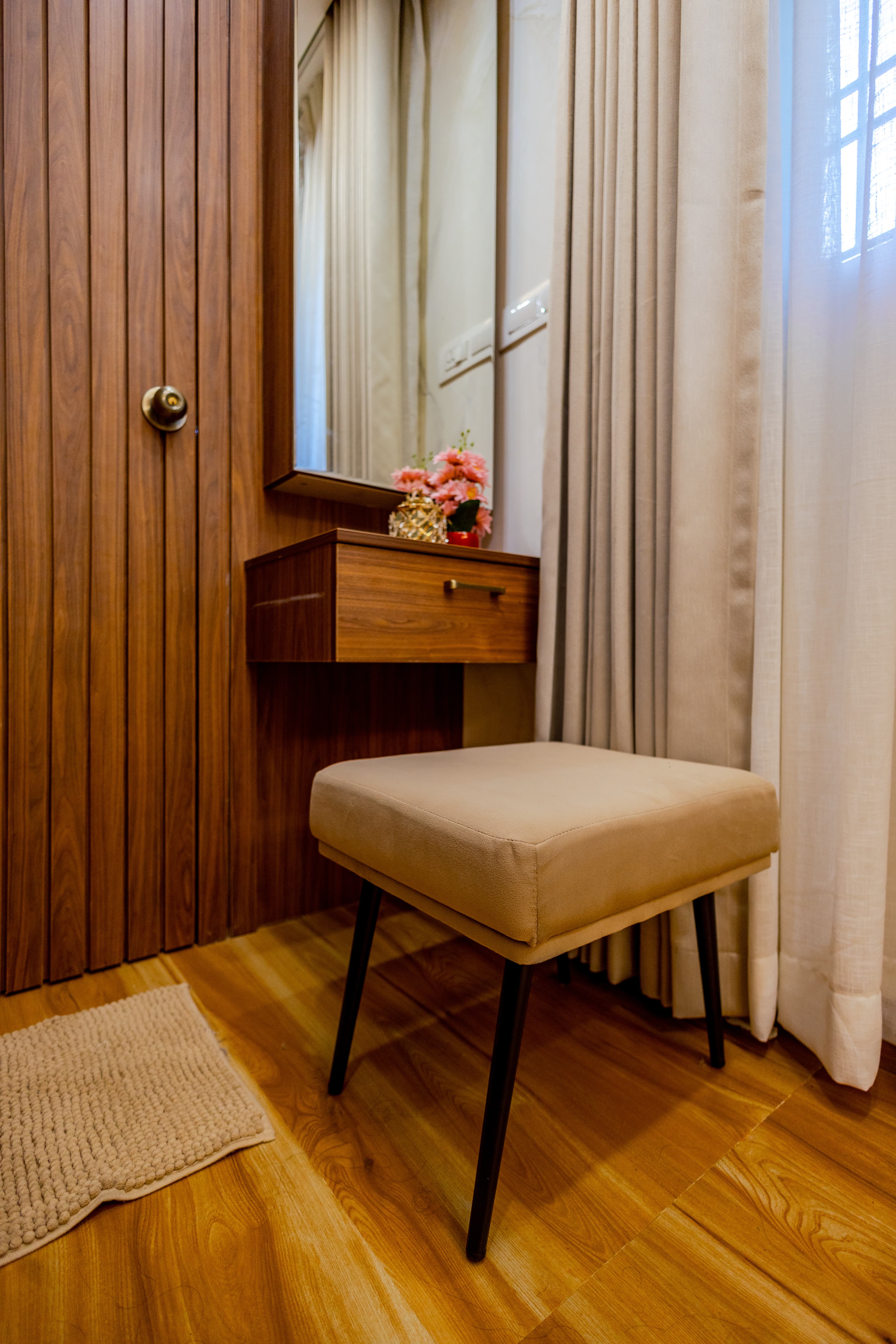 OFFICE INTERIORS AND TRUNKY DESIGNS